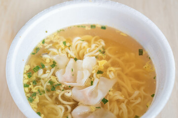 ワンタン入りカップ麺