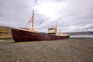 gestrandetes Fischerboot in island