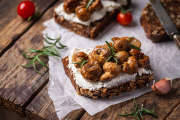 Fototapeta na wymiar toast with cream cheese and mushroom