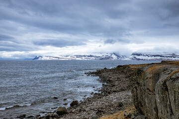 Obraz premium Wolkenstimmung über schneebedeckten bergen und dem Meer