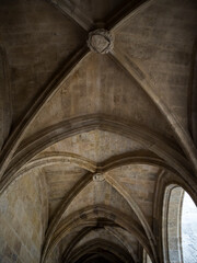 imagen de arcos en el pasillo de una iglesia 