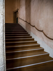 imagen escaleras de piedra con las paredes en mal estado y la barandilla de cuerda 
