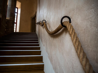 imagen escaleras con el pasador de cuerda y anillas metálicas en la pared 