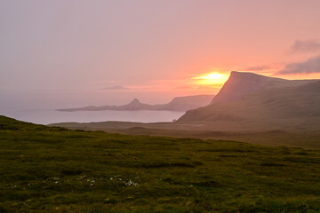 Naklejka premium Panorama über dem Neist Point Leuchtturm bei Sonnenuntergang auf der Isle of Skye, Schottland