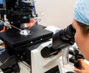Embryologist adding sperm to egg in laboratory of reproductive clinic. in vitro fertilization, egg freezing