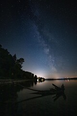 Ast im Wasser ber&uuml;hrt die Milchstra&szlig;e