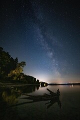 Ast im Wasser ber&uuml;hrt die Milchstra&szlig;e