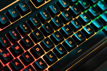 Detalle de teclado luminoso moderno RGB de colores