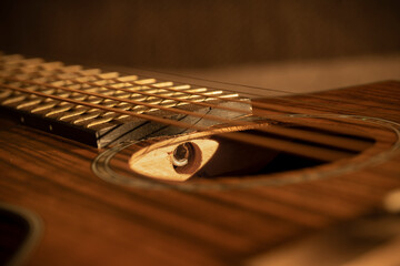 Detalle de alma de guitarra acústica de madera