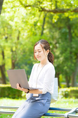 屋外のビジネスウーマン 