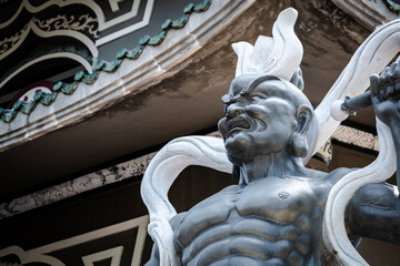 Estatua de guardian guerrero del templo Chua Linh Ung, en Da Nang, Vietnam - obrazy, fototapety, plakaty