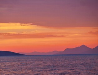 Naklejka na ściany i meble Beautiful purple sunset on the sea