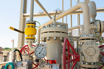 Equipment for the distribution of gas flows with pressure reduction for further use