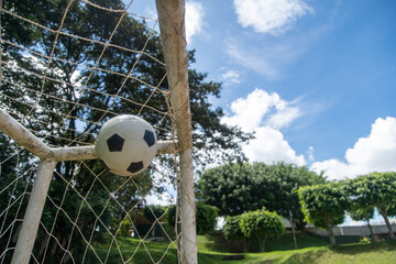 
El portero no coge el balón durante un partido de fútbol Perspectiva del portero al marcar un gol