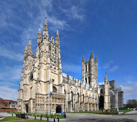 Panoramic View of Canterbury Cathedral in Springtime, UK - obrazy, fototapety, plakaty