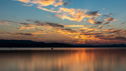 Fototapeta premium Bodensee im Sonnenuntergang mit bunter Wolkenstimmung 