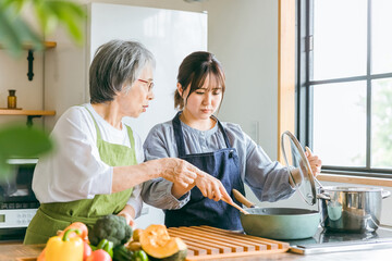 料理を見て文句を言う高齢者女性と泣く若い女性
