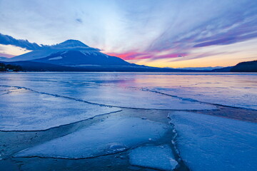 富士山と全面氷結した山中湖　山梨県南都留郡山中湖村にて