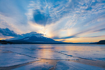 富士山と全面氷結した山中湖　山梨県南都留郡山中湖村にて