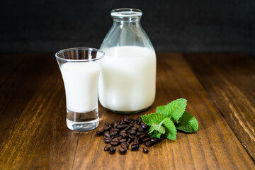 ミルクとミント、コーヒー豆、木目の背景