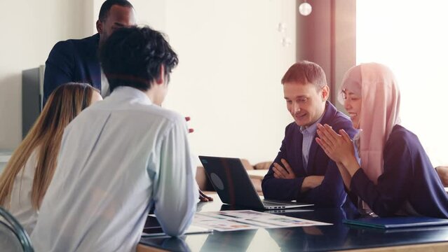 ミーティングする人々　グローバルビジネス