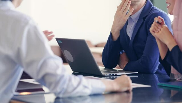 ミーティングする人々　グローバルビジネス