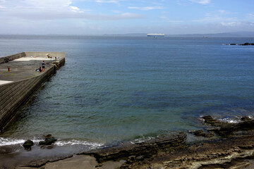 船着き場で釣りをする人