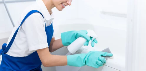 Poster 風呂掃除するミドル女性（家事・家事代行・清掃業者） © polkadot