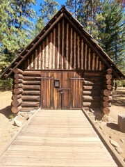 Fototapeta na wymiar Old cabin
