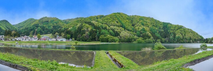 Fototapeta na wymiar 新緑に包まれた中綱湖のパノラマ情景＠仁科三湖、長野