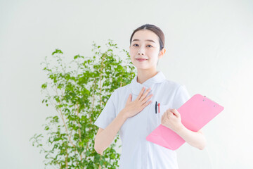 胸をなでおろす白衣の女性 