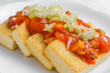 豆腐ステーキのトマトソース