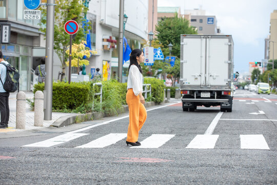 「横断歩道を渡る」の画像 - 2,185 件の Stock 写真、ベクターおよびビデオ | Adobe Stock