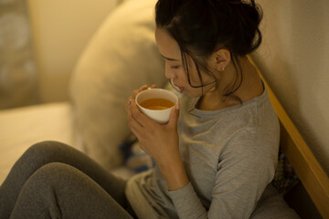 お茶を飲む若い女性