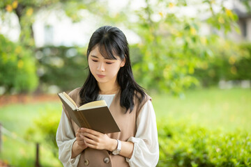 Fototapeta premium 公園で本を読む女性 reading