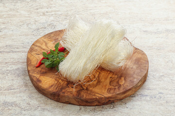 Raw cellophane noodles for bowling