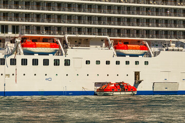 Descent of lifeboats to water from an ocean liner