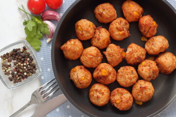 meatballs in a frying pan