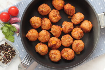 meatballs in a frying pan