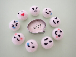 喜怒哀楽の表情の真ん中の吹き出しに、VOICEみんなの声のイメージ