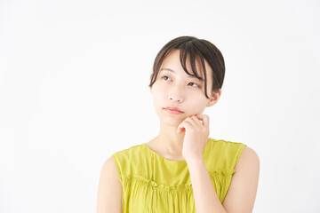 白背景で想像する女性