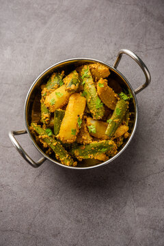 Aloo Potol or Dalna Recipe is a traditional sabzi from bengal made with potato & pointed gourd