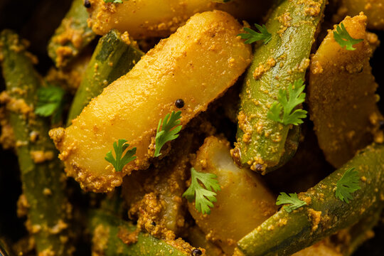Aloo Potol or Dalna Recipe is a traditional sabzi from bengal made with potato & pointed gourd
