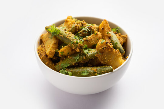 Aloo Potol or Dalna Recipe is a traditional sabzi from bengal made with potato & pointed gourd