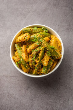 Aloo Potol or Dalna Recipe is a traditional sabzi from bengal made with potato & pointed gourd
