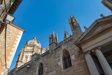
Impresionante vista panor&aacute;mica de la hermosa puesta de sol sobre el casco antiguo de Toledo. Destino de viaje Espa&ntilde;a