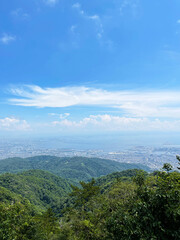 Obraz premium 山並みと雄大な空の縦パノラマ素材