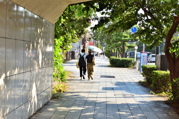 鎌倉横須賀線ガード下トンネルを歩くカップル