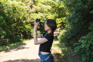 山で撮影するカメラ女子