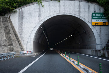 高速道路のトンネルを自動車で走る
